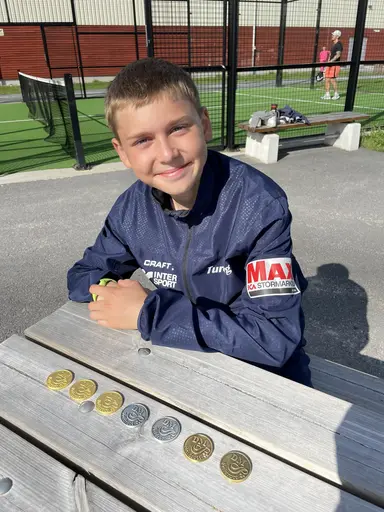 Ovan vä: Elise Wiklund i stav. Ovan mitt: Glatt 12-gäng. Ovan hö: Tudor Tocca samlar medaljer. Nedan vä: P13 tapetserar pallen i kula Nedan hö: Samuel Petersen & Love Ahlepil dominerar på medeldistans
