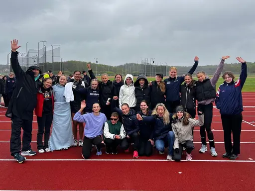 Uppifrån/vänster: 1. Regnmys. 2. Agnes Olsson 3. Hanna Hermansson 4. Julia Meijer 5. Stafettlag 4x100 6. Freja Ahlepil 7. Laget.  Bilder: Anna Pott. 