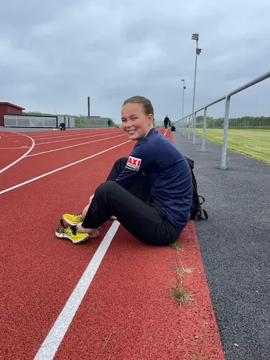 Uppifrån/vänster: 1. Regnmys. 2. Agnes Olsson 3. Hanna Hermansson 4. Julia Meijer 5. Stafettlag 4x100 6. Freja Ahlepil 7. Laget.  Bilder: Anna Pott. 