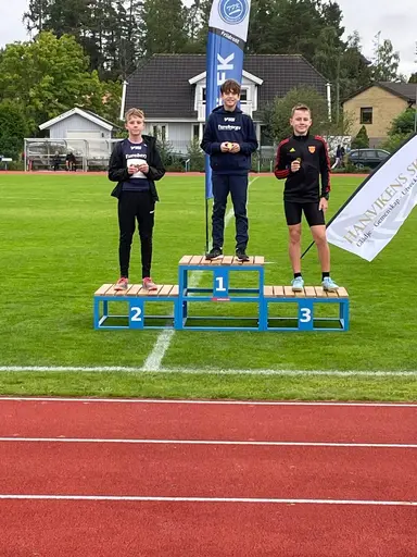 Ovan vä: Elise Wiklund i stav. Ovan mitt: Glatt 12-gäng. Ovan hö: Tudor Tocca samlar medaljer. Nedan vä: P13 tapetserar pallen i kula Nedan hö: Samuel Petersen & Love Ahlepil dominerar på medeldistans