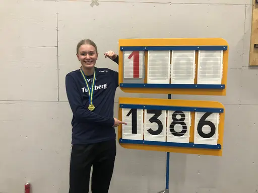 Överst vä: Laddade 13-killar. Överst mitt: Inför final P14 60 häck. Överst hö: Elin Aneby klubbrekord vikt. Nederst vä: F14-tjejer. Nederst mitt: Stafettlag P13. Nederst hö: stafettlag F13.