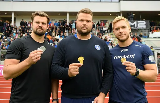 Uppifrån/vänster: Bianca Salming, Habtom Asgede, Jesper Ahlin, Yolanda Ngarambe, Moa Granat, samt delar av det bästa damlaget på SM. Foto: Deca och Lovisa Hedlund