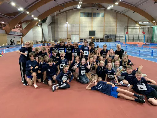 T v: Glada 12-åringar. T h: 13-åringarnas segrarlag