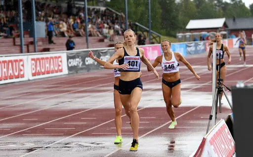 Hanna Hermansson vinner 800 meter före systrarna Wilma och Julia Nielsen från Örgryte. Bild: Deca