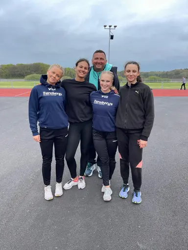 Uppifrån/vänster: 1. Regnmys. 2. Agnes Olsson 3. Hanna Hermansson 4. Julia Meijer 5. Stafettlag 4x100 6. Freja Ahlepil 7. Laget.  Bilder: Anna Pott. 