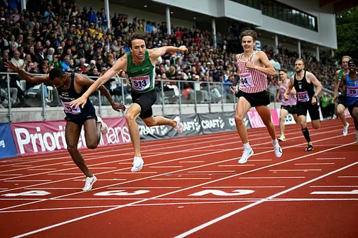 Uppifrån/vänster: Bianca Salming, Habtom Asgede, Jesper Ahlin, Yolanda Ngarambe, Moa Granat, samt delar av det bästa damlaget på SM. Foto: Deca och Lovisa Hedlund