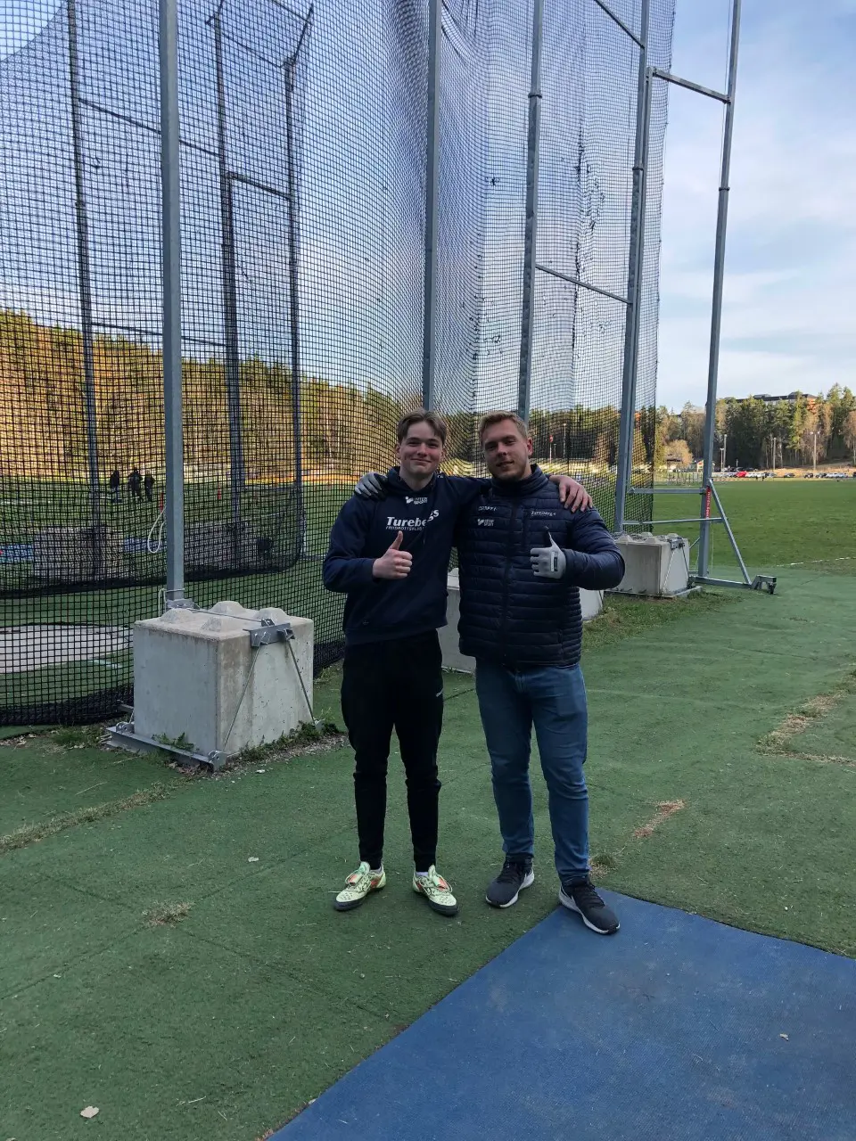 På bilden Ludvig Ellgren som precis gjort klubbrekord med Jesper Ahlin som också slog rekord dagen innan var funktionär under Ludvigs diskus tävling)