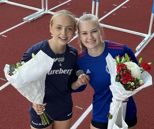 Yolanda, Hanna och Beate samt stavvinnaren Sara Winberg från Täby.
