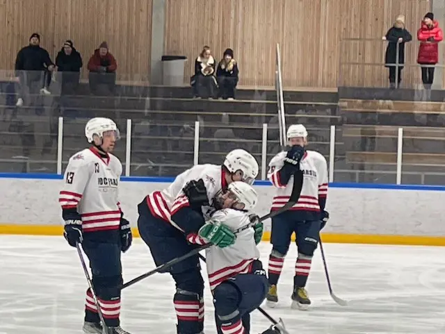William Kroon grattas av Philip Baczek, Calle Kimell och Emil Wulff efter att han gjort Farstas första mål i tisdagens segermatch mot Nynäshamn
