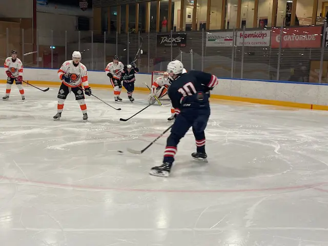 Felix Johansson mot ett samlat Solna försvar emedan William Lindh kämpar om positionen framför mål för att skymma skott