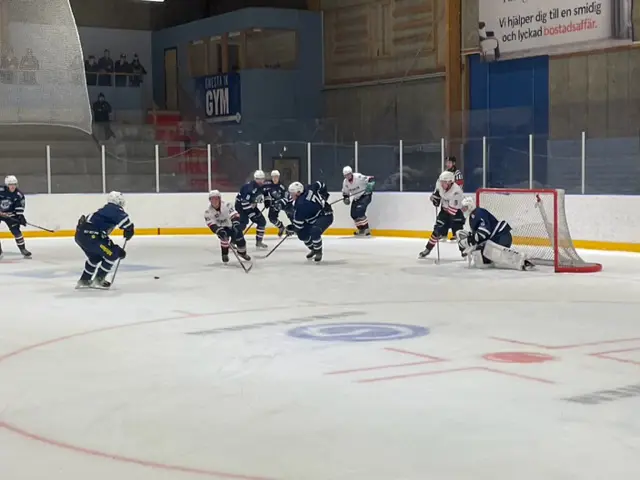 Mathias Lindgren jagar pucken efter en retur fån Gnestas målvakt. Viktor Hejdenberg har intagit positionen framför målvakten och Philip Barczek har hamnat i utkanten av situationen.