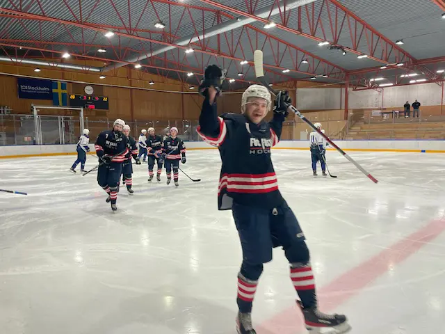 Isac Guve-Törling visar sin glädje efter att han kvitterat till 4-4. De övriga Focarna som kommer bakom är Elias Persson, Julian Bjurulf, Mathias Lindgren och Jerry Linder