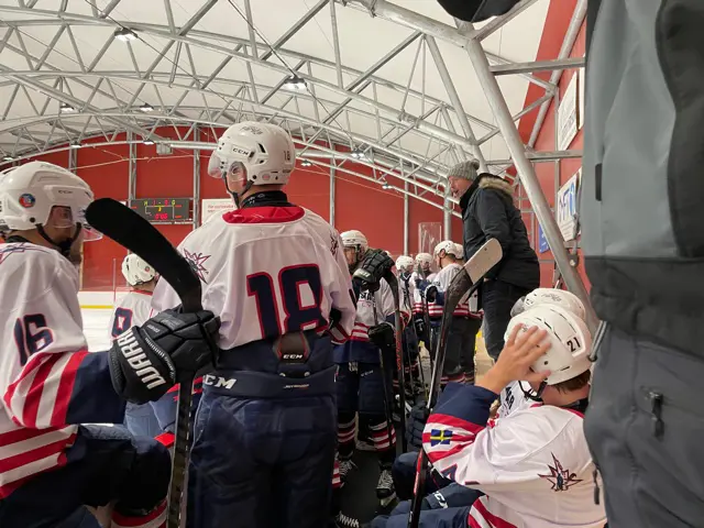 Coachen Jhonas Sjögren passade på att taktiksnacka när KTH tog Timeout