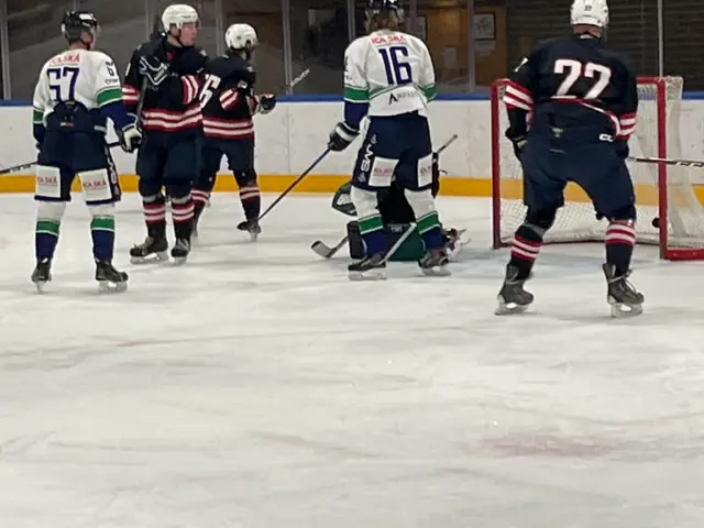 FoC Farstas Kevin Göransson (nr. 22) konstaterar att pucken ligger i nätmaskorna efter Lucas Wilhelmssons skott som gav ledning med 4-0. Målvaktsskymningen står William Lindh och Marcus Henriksson för