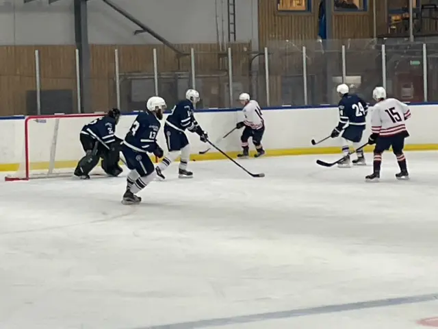 De båda 2-måls skyttarna Alexander Söderman Persson och Malcolm Nordström skapar förvirring i Tullinges försvar. Foto: Janne Kårström