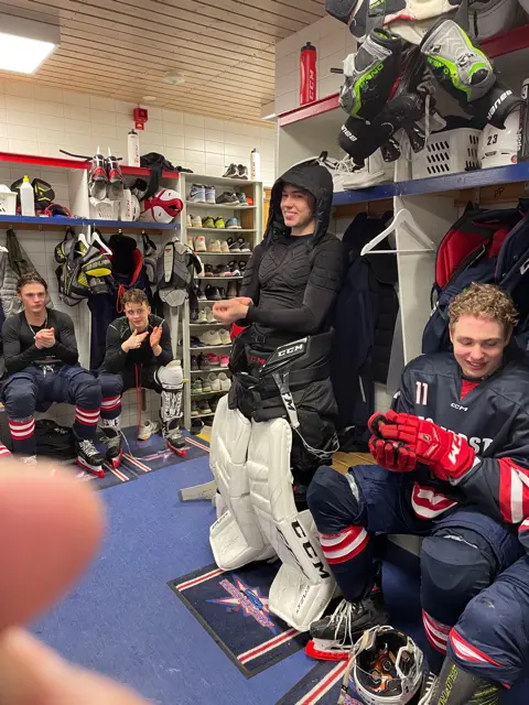 Vår målvakt Linus Storckovius tacktalar efter att ha blivit utsedd till "Matchens lirare" i gårdagens segermatch mot Norrtälje