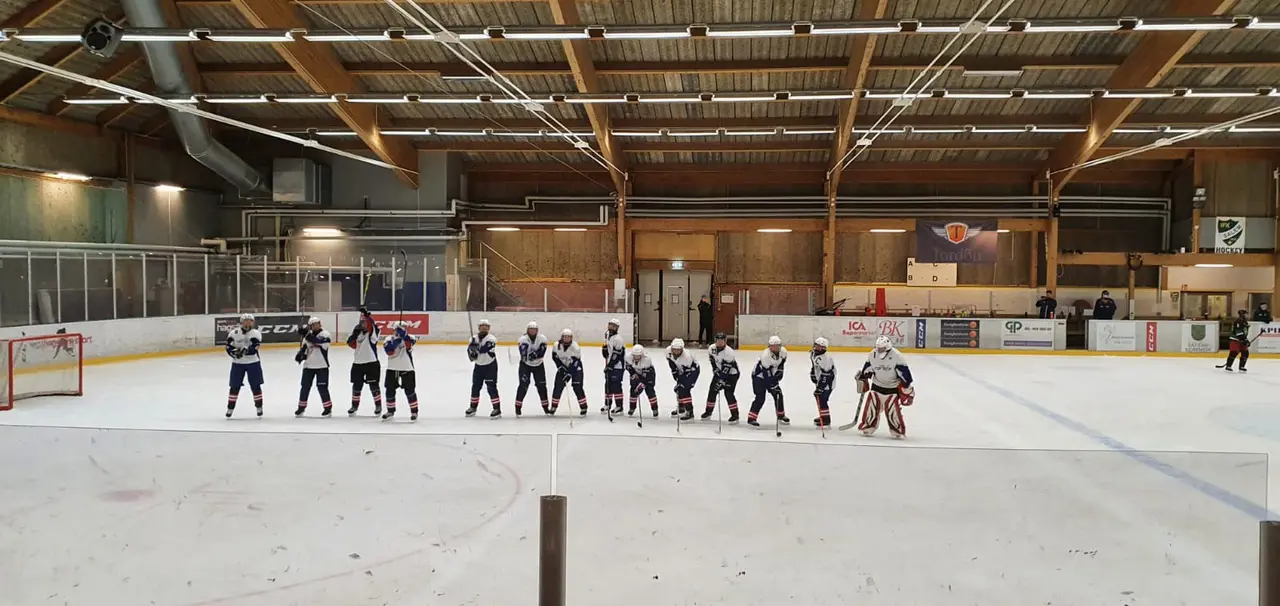 Cobras tackar publiken efter matchen