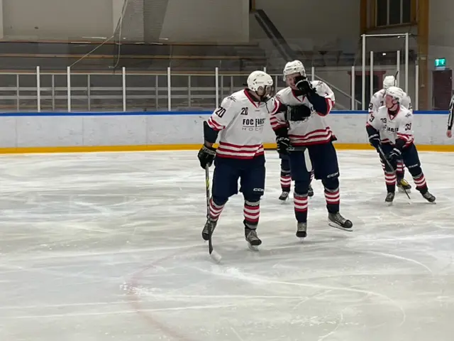 En glad Sebastian Jyttner tackar Isac Guve Törling för den läckra passningen han fick när han stänkte in 2-1 ledningen för Farsta