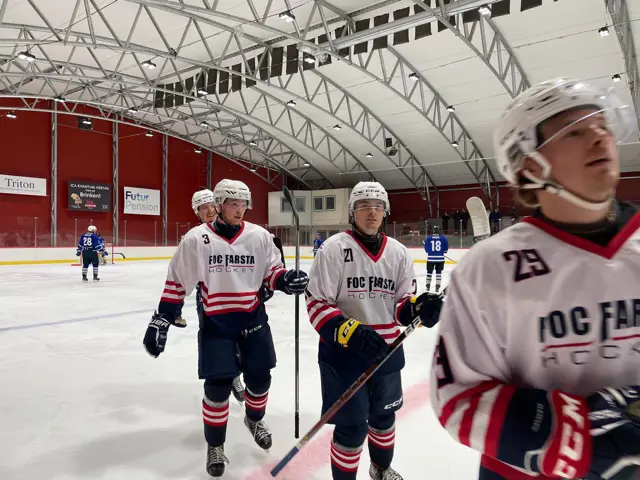 Nöjda FoC spelare efter att Niklas Frödén gjort 4-1 målet mot KTH