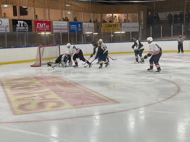 Calle Mogård ensam med målvakten men dessvärre kunde Oskar Nelson och Julian Bjurulf konstatera att chansen till ledningsmål missades