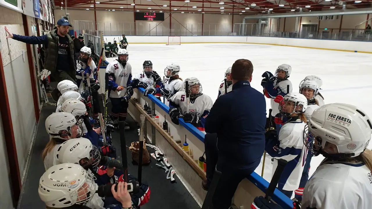 Cobras får taktiktips och pepp i matchpausen