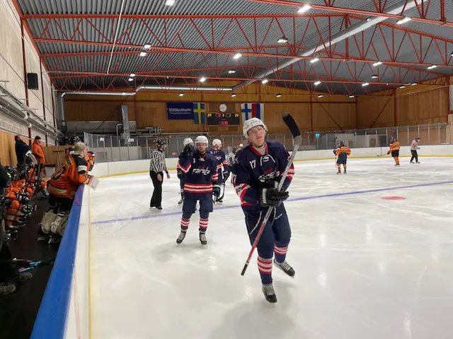 En nöjd Marcus Glansborg efter att ha ökat FoCs ledningen till 3-1 mot Solna Hockey