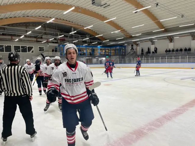 Julian Bjurulf tar enot "båsets" hyllning efter att ha utökat Farstas ledning till 2-0