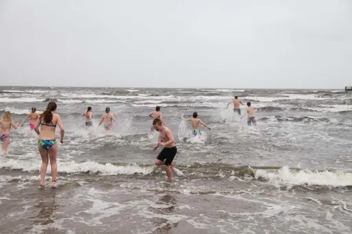 Havsbad i april kan aldrig vara skönt, men så klart svalkande!