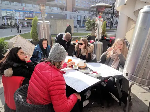 Ett äventyr för simmarna att delta i en stor utländsk tävling!