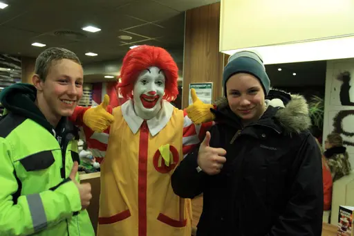 Erik tävlar i Eriksdalsbadet. Johannes och Gustav med. Riktigt snöoväder, flyg inställt, vi bilar istället och bor i Carlsbergs lägenhet
