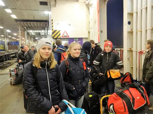 Ett äventyr för simmarna att delta i en stor utländsk tävling!