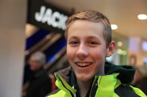 Erik tävlar i Eriksdalsbadet. Johannes och Gustav med. Riktigt snöoväder, flyg inställt, vi bilar istället och bor i Carlsbergs lägenhet