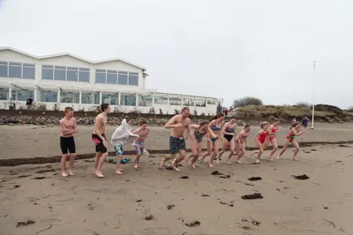 Havsbad i april kan aldrig vara skönt, men så klart svalkande!
