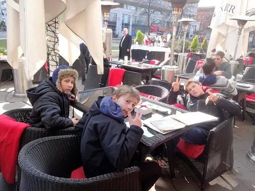 Ett äventyr för simmarna att delta i en stor utländsk tävling!