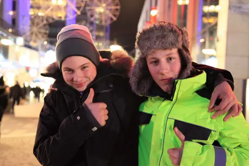 Erik tävlar i Eriksdalsbadet. Johannes och Gustav med. Riktigt snöoväder, flyg inställt, vi bilar istället och bor i Carlsbergs lägenhet