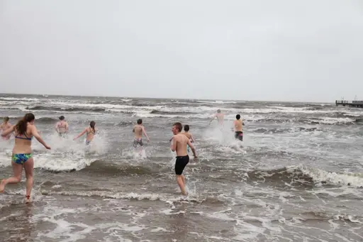 Havsbad i april kan aldrig vara skönt, men så klart svalkande!