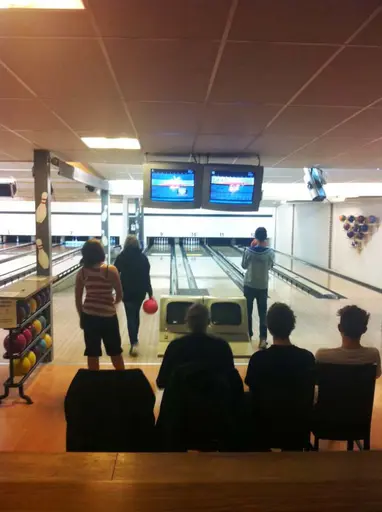 Träning i Vessige, bowling, milasimmet och uppvärmning i Kattegatthallen 