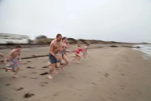 Havsbad i april kan aldrig vara skönt, men så klart svalkande!