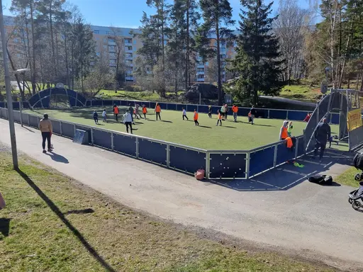 Glada barn, ungdomar och ledare vid premiären av Drive-In Fotboll!