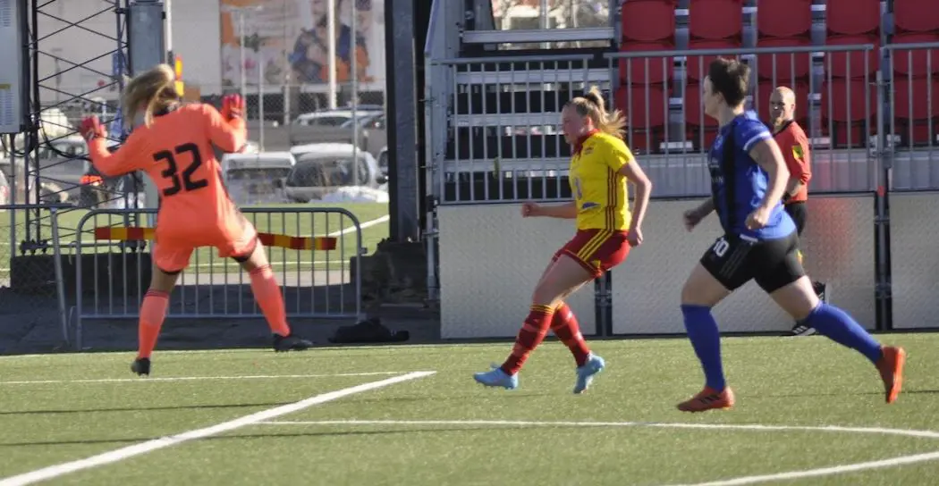 Elin Engström när hon gör ett av sina 4 mål igår. Foto: Katarina Blomé