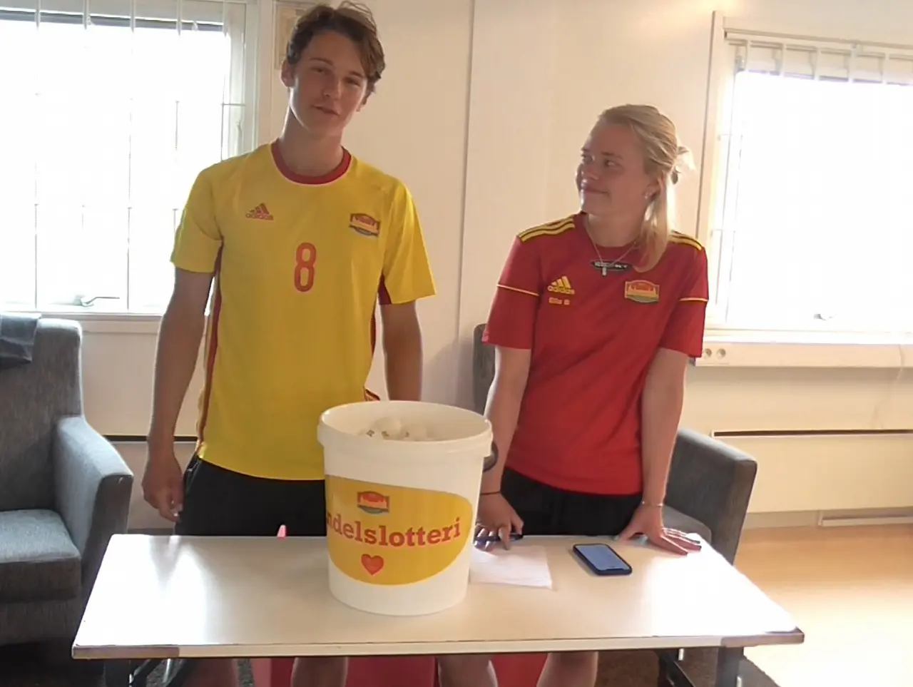Månadens lottodragare, Wiking Brodsky från herrlaget och Ella Bergström från damlaget!