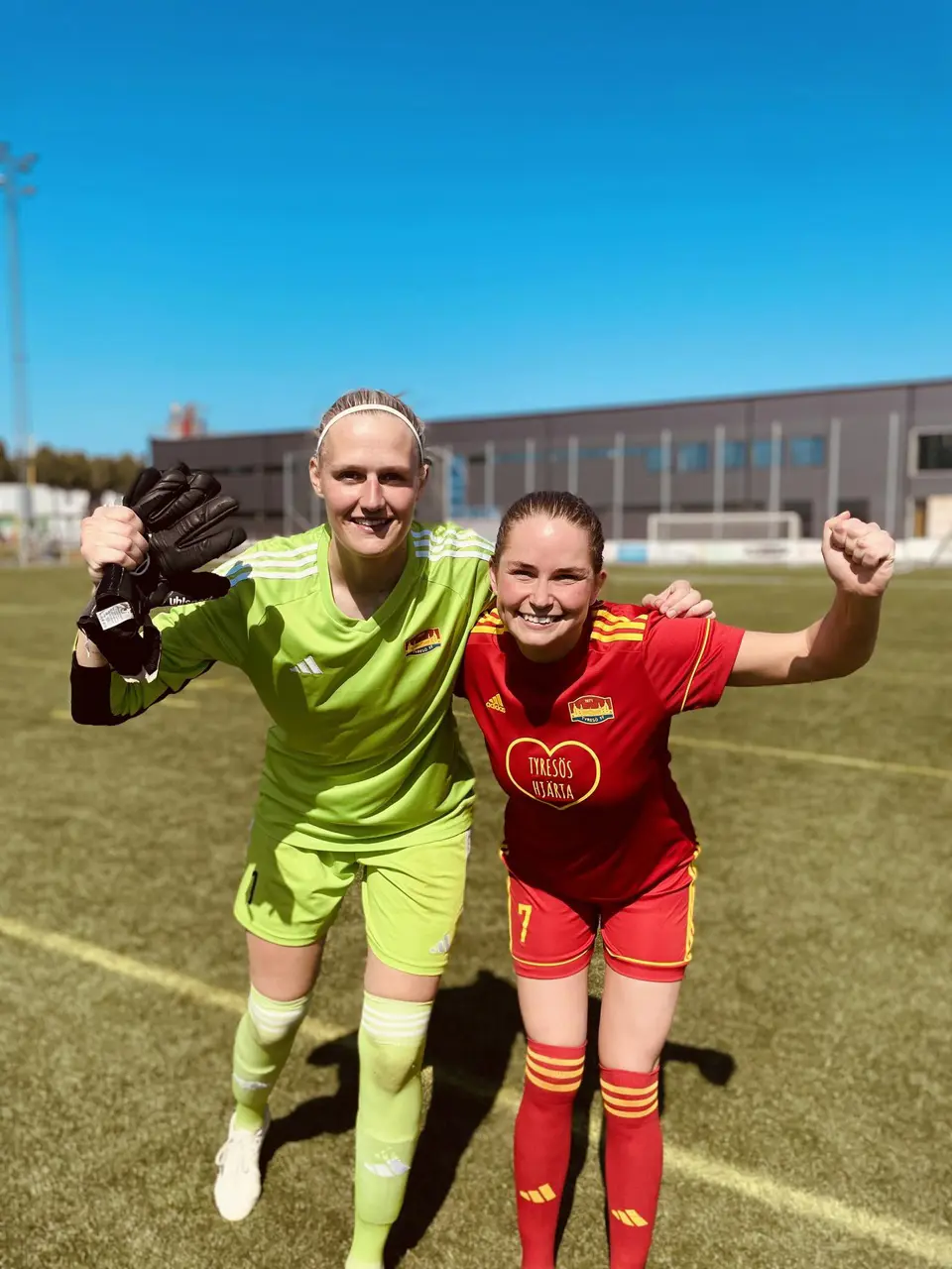 Hållen nolla igen av Karro Sundberg samt målskytten Filippa Pettersson Foto: Jempa Bakai