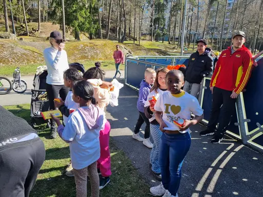 Glada barn, ungdomar och ledare vid premiären av Drive-In Fotboll!