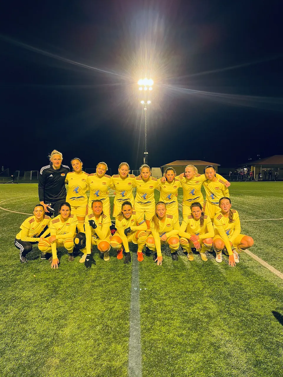 Snyggt gulklädda Tyresö FF Dam! Foto: Jempa Bakai