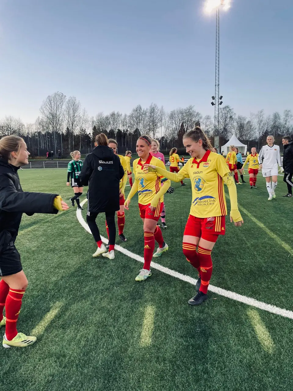 Glada spelare tackar varandra efter säsongens sista seriematch. Foto: Jempa Bakai
