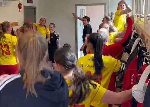 Segerjubel i omklädningsrummen för våra seniorlag efter segermatcherna!