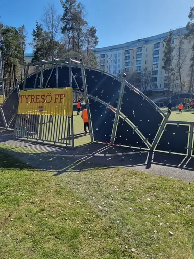 Glada barn, ungdomar och ledare vid premiären av Drive-In Fotboll!
