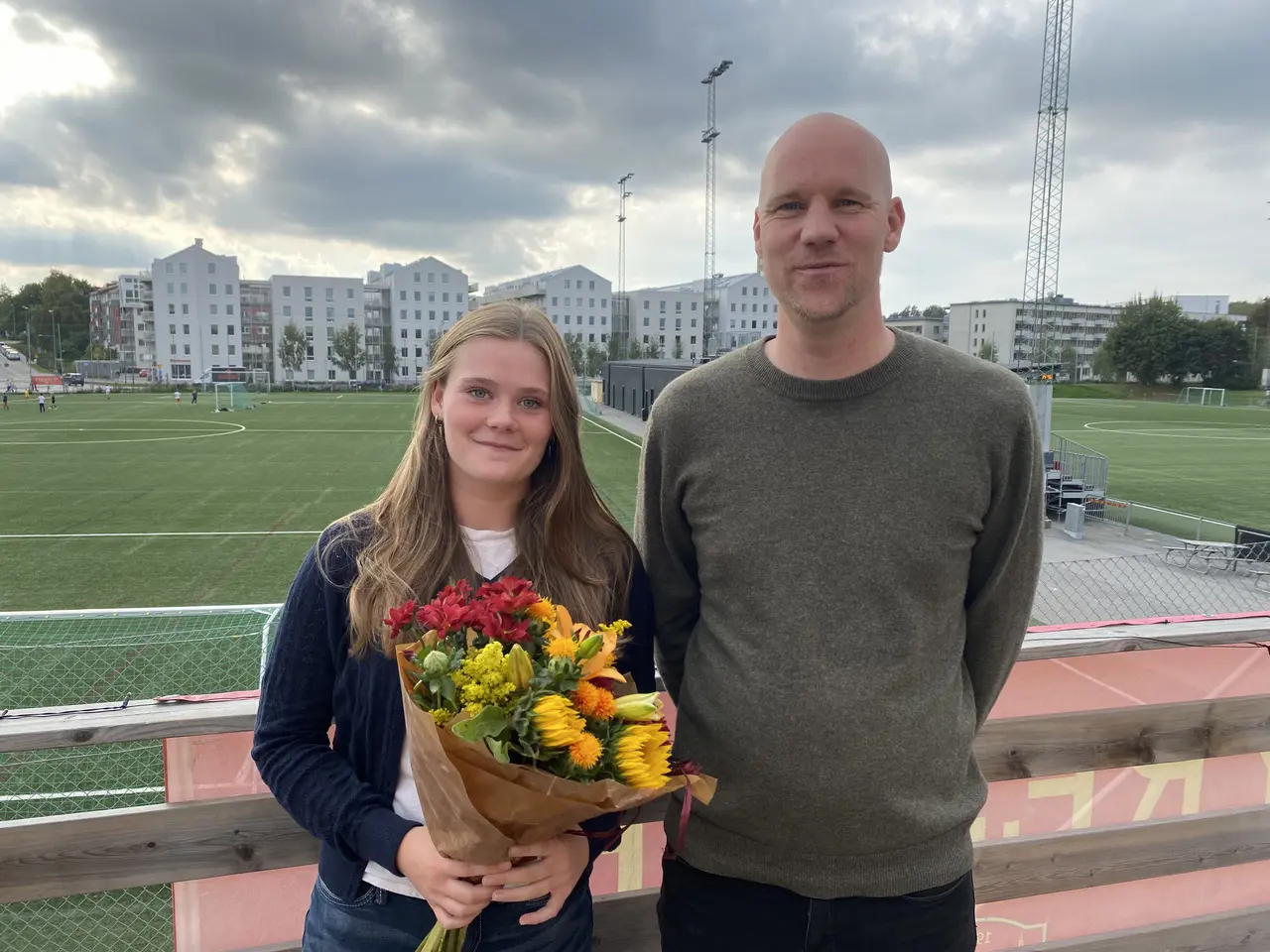 Ellie Junetoft och sportchef Jeppe Mauritzson vid dagens uppvaktning på Tyresövallen.