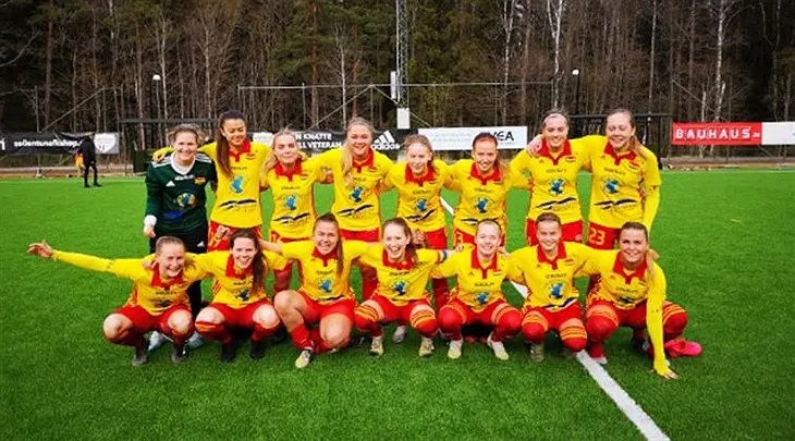 Glada spelare efter härlig seger över Sollentuna FK. Foto: Frida Thilén