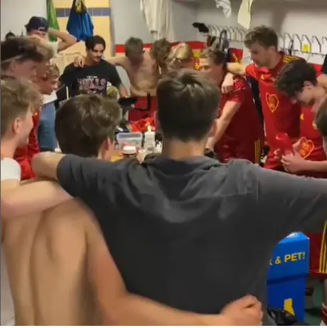 Segerjubel i omklädningsrummen för våra seniorlag efter segermatcherna!